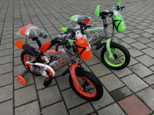 Dječiji bicikl sa pomoćnim točkićima